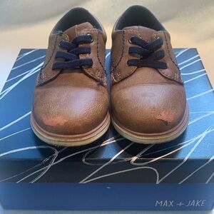 Max + Jake Lil Owen chestnut dress shoe with Navy details size 8.